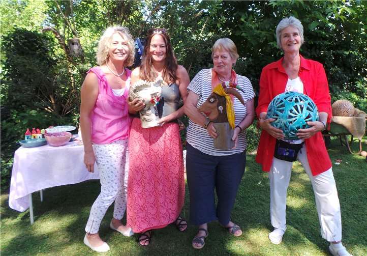 Tonkreationen: Anke Bode (l.) stellte ihren Garten gerne den „Tonkreationen“ zur Verfügung: (v.l.) Bianca Hüllen, Ulla Schallenberg und Renate Zgaga.  Gemeinde Wachtberg/mf