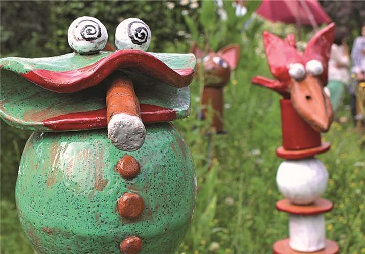 Tonkreationen … mit unter anderem einer Zigarre rauchenden Figur von Bianca Hüllen.Gemeinde Wachtberg