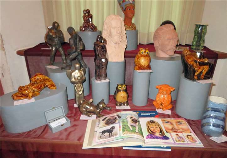 Tonskulpturen von Victor Neufeld.