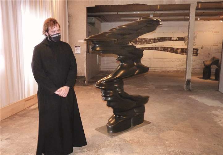 Tony Cragg mit der von ihm geschaffenen Figur macht deutlich, wie sich eine organische, irrationale Form mit dem starren geometrischen Element verbindet.