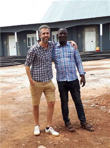 Lokal engagieren und global verändern Tony Wanyoike und Jens Hirschfeld vor der Schule in Kkoba.Foto: privat