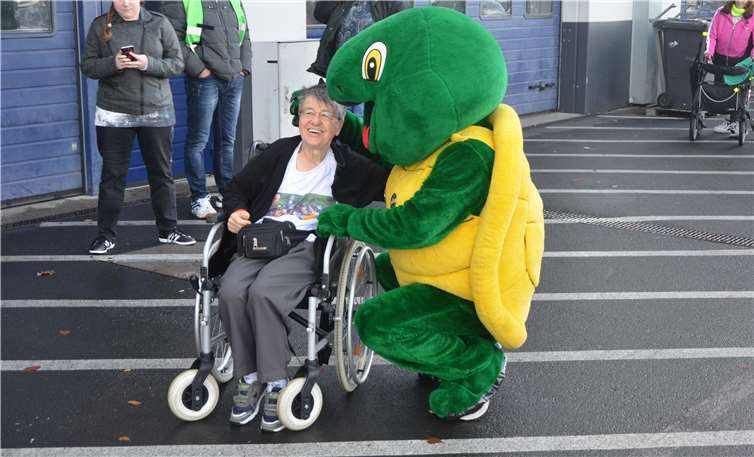 Tony die Schildkröte mit einem überglücklichen Fahrgast im Fahrerlager des Nürburgrings.privat