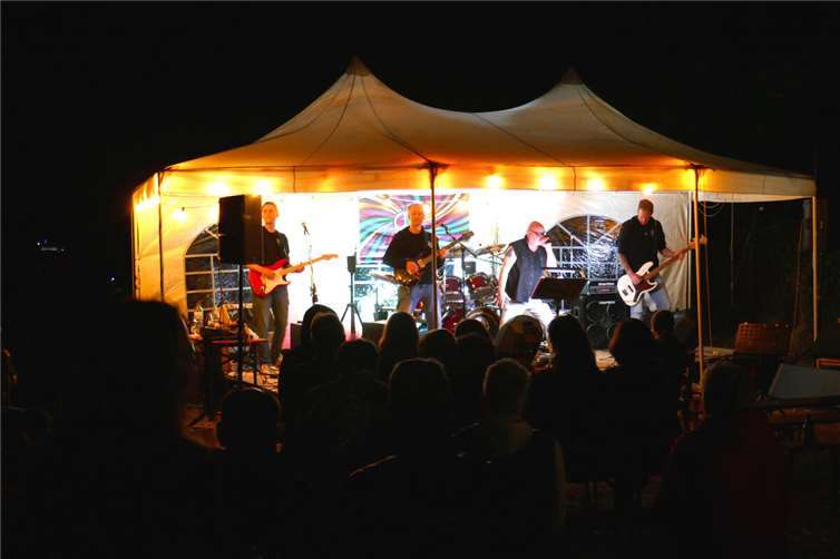 Großer Erfolg: Leutesdorf feiert zum zweiten Mal den Geist von Woodstock Top Act: die Stonepit Miners aus Kasbach-Ohlenberg mit Covern von Black Sabbath, Steppenwolf & Co.
