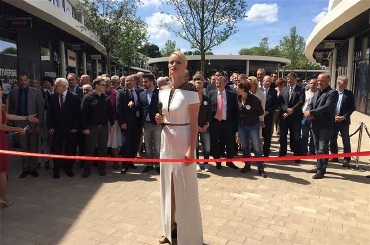 Topmodel Franziska Knuppe hatte die ehrenvolle Aufgabe, das rote Band zu zerschneiden!