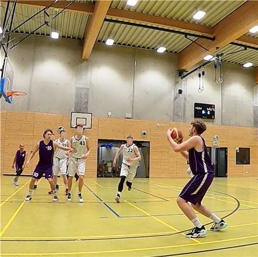 Topscorer Felix Trilling setzt zum Dreipunktewurf an