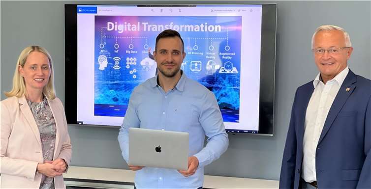 Torben Schmidt (Mitte) soll die Digitalisierung der Neuwieder Kreisverwaltung koordinieren.Büroleiterin Diana Wonka und Landrat Achim Hallerbach sind überzeugt, mit ihm den richtigen Mann für diese wichtige Aufgabe gefunden zu haben. Foto: Kreisverwaltung