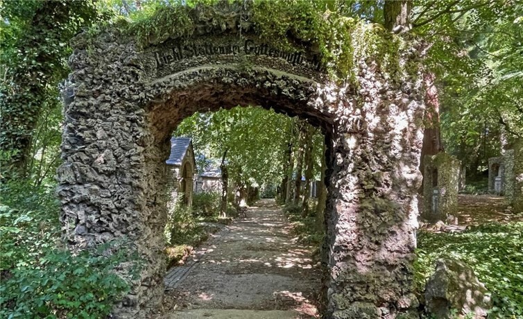 Torbogen zum Eintritt in den Mariengarten.
