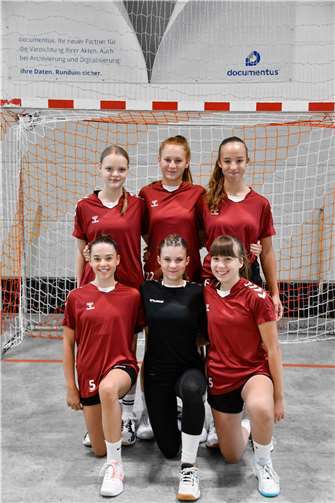 Torfrau Zoey Schaden, sowie die Feldspielerinnen Eva Mintenig, Emilia Rickert, Anna Sauerborn, Emily Küper und Dilara Bülbül werden in den kommenden Turnieren der Auswahlmannschaften für den HV Rheinland antreten.  Foto: TV Welling