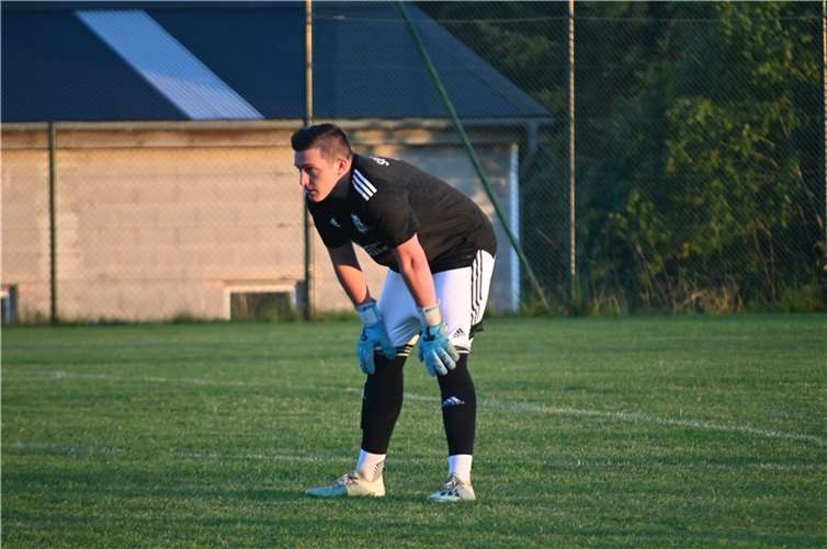 Torhüter Florian Geisler musste gegen die SG Liebshausen gleich dreimal hinter sich greifen.