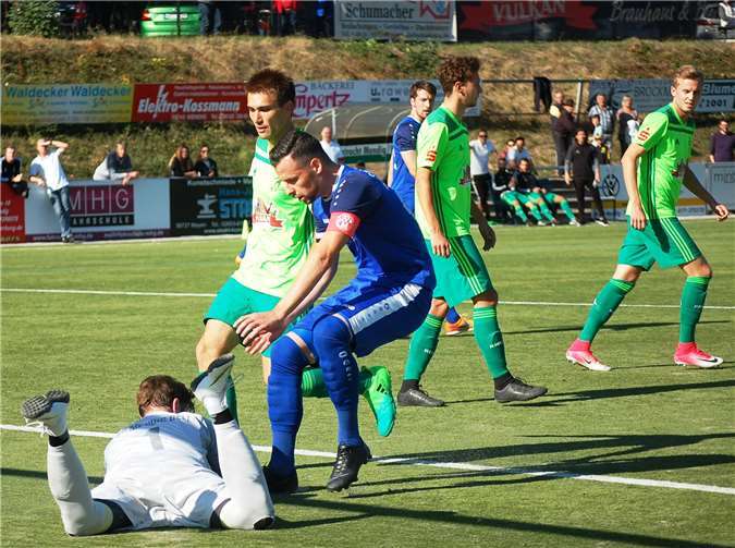 Torhüter Jan Heinemann (links) musste beim FSV Trier-Tarforst nur in der Anfangsphase ernsthaft eingreifen.