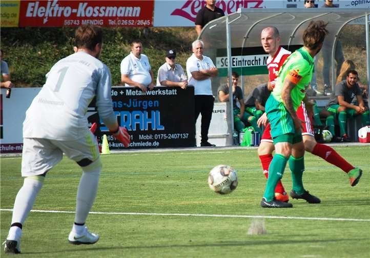 Torhüter Jan Heinemann (links) und Florian Schlich (rechts im Zweikampf mit Markus Nickol) müssen demnächst zuschauen.