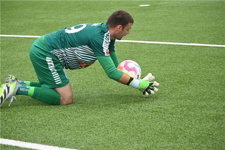 Torhüter Robin Rohr hielt für den SV Eintracht Mendig beim SV Oberzissen die Null fest.  Foto: SK