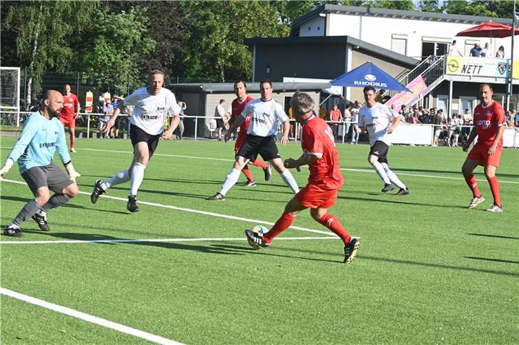 Torhüter Thorsten Bolz verkürzt gegen Ex-Nationalspieler Dariusz Wosz geschickt den Winkel.