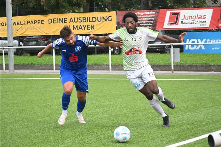 Torjäger Brice Braquin (rechts) war an vielen gefährlichen Situationen beteiligt und steuerte selbst einen Treffer zum deutlichen Heimsieg bei.  Foto: SK