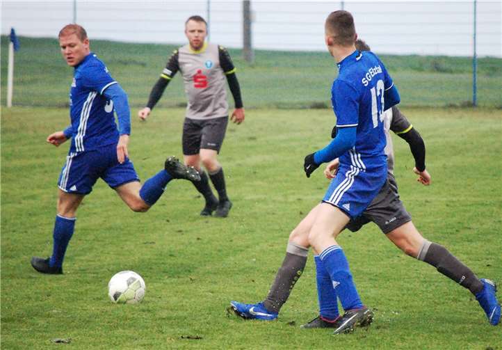 Torjäger Moritz Pies (links) ließ sich ebenfalls nicht lumpen und steuerte zwei Buden zum Schützenfest bei.Fotos: SK