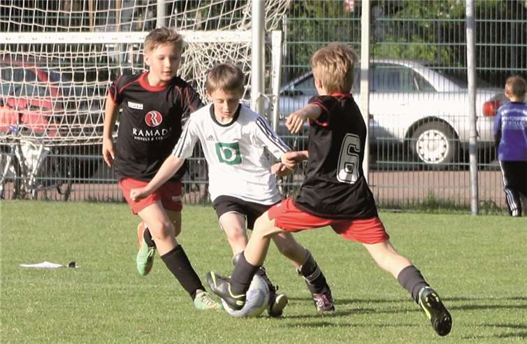 Torjäger Stephan Gies (Mitte) schnürte ein Doppelpack für die E-Junioren der SG Bachem/Walporzheim. Privat