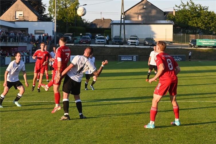 Torjäger unter sich: Lukas Mey und Yannik Schneider bei einem Kopfballduell. Foto: SK