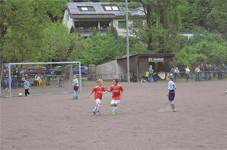 Torjubel ist auch bei den kleinen Fußballstars schon beliebt und angebracht.Privat