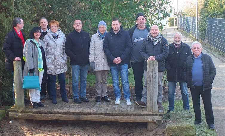 Torneyer Bürgerinnen und Bürger mit dem Vorstand der SPD Niederbieber-Segendorf am Spielplatz in der Mecklenburgstraße. Foto: privat