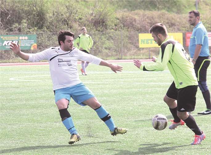 Torreiches Derby in Urmitz: Beim Duell der beiden Reserveteams aus Urmitz und Weißenthurm stand es schon zur Pause 2:2. Am Ende trennten sich die beiden Mannschaften mit einem 3:3.TH