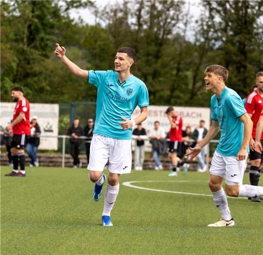 Torschütze Adis Siljkovic jubelt mit Fabio Schopp über das 1:0. Foto: Max Jäger