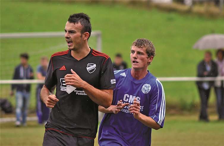 Torschütze Andreas Galas mit seinem Bewacher.  Privat