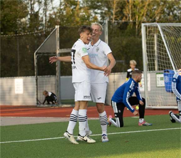 Torschütze Fabio Schopp (27) freut sich über das 2:2. Foto: Max Jäger