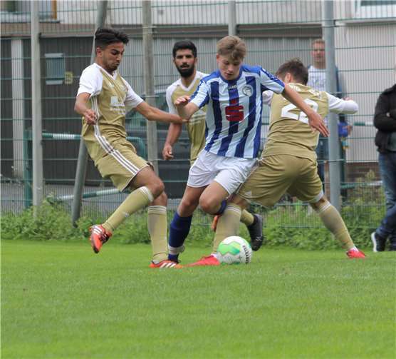 Torschütze Jonas Schäfer setzt sich hier gegen mehrere Gegenspieler durch. Foto: Stephanie Schreck