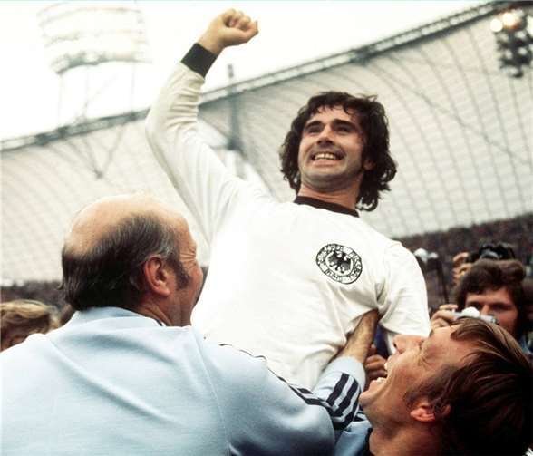 Torschütze Müller (M.) nach dem WM-Sieg 1974. Nach dramatischem Verlauf und einer zweiten Halbzeit voller Druck durch die Niederländer konnte die deutsche Mannschaft am 7. Juli 1974 in München das Fußball-WM-Finale glücklich mit 2:1 für sich entscheiden.  Foto: ZDF/Karl Schnoerrer