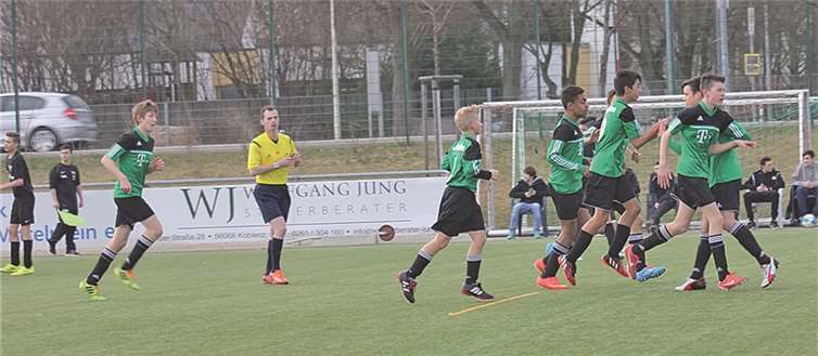 Torschütze Quint nimmt die Glückwünsche seiner Mitspieler entgegen.