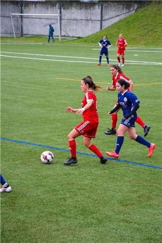 Torschützin Selina Hoffmann (in rot) behauptet den Ball gegen die Gegnerin in Montabaur. Am Ende trennte man sich mit einem 1:1 Unentschieden. Fotos: FC Germania Urbar