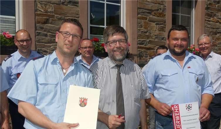 Torsten Dehen (li.) erhielt das Silbernen Feuerwehr-Ehrenzeichen, während Achim Dehen zum Brandmeister befördert wurde.Fotos: TE