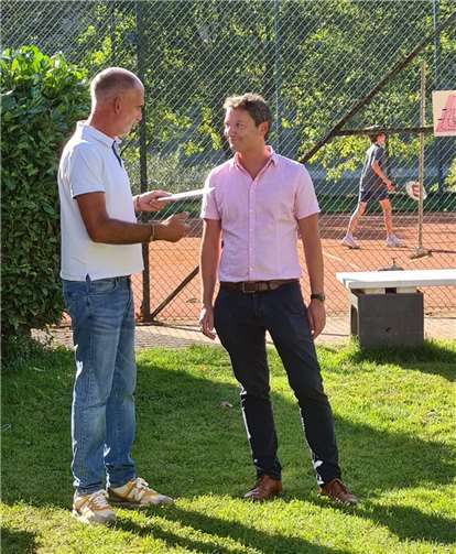 Torsten Kullmann (li.), 1. Vorsitzender des TC Rhein-Lahn, bedankt sich bei Jean Ravati in Lahnstein.  Quelle: TC Rhein-Lahn