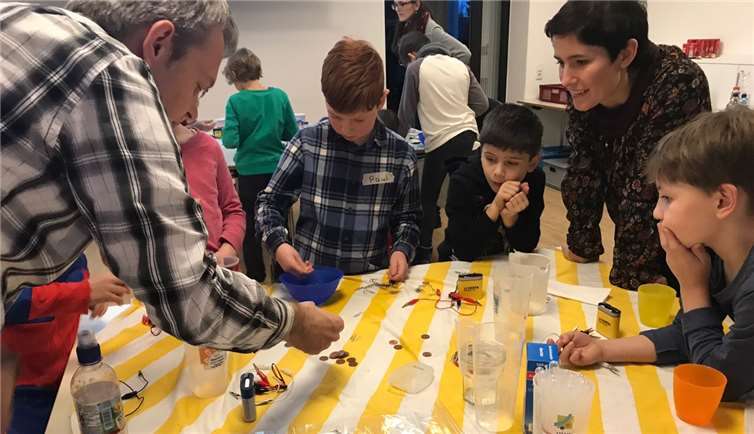 Torsten Lamberz (links) mit Kindern der Sprach- und Experimentierschule Logos beim Experimentieren. Foto: privat