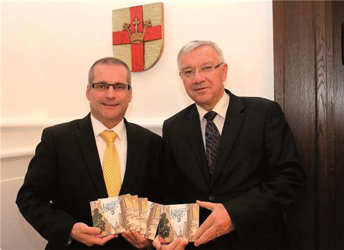 Torsten Schupp (li.) übergibt Oberbürgermeister Prof. Dr. Joachim Hofmann-Göttig seine neueste Karnevals-CD.privat