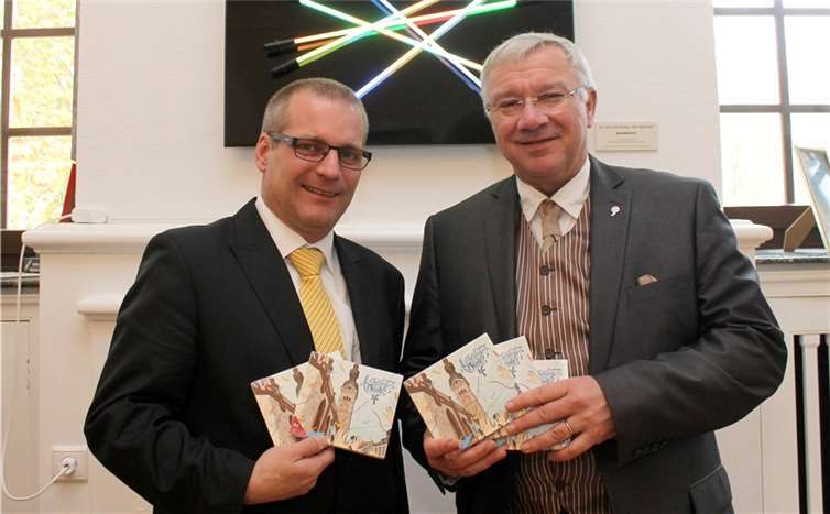 Torsten Schupp (links) überreichte dem Koblenzer Oberbürgermeister Prof. Dr. Joachim Hofmann-Göttig die vierte Karnevals-CD.privat