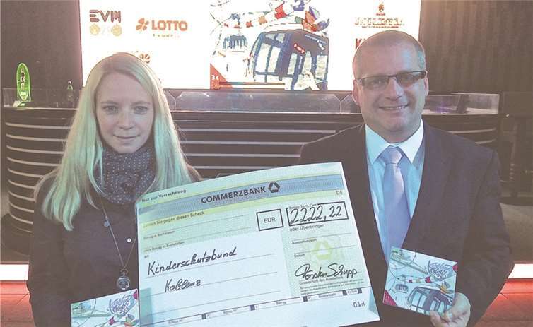 Torsten Schupp überreicht den Erlös der Karnevals-CD an Heike Krautkrämer vom Kinderschutzbund.privat