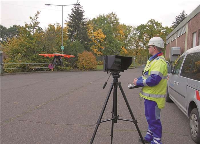 Torsten Sehn (Foto) und Mike Nagelschmidt führen den Hexacopter mit integrierter Kamera vor.