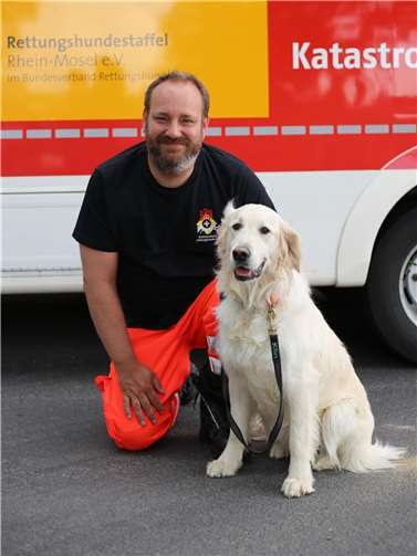 Torsten Simon und sein knapp 5-jähriger Golden Retriever Louie.
