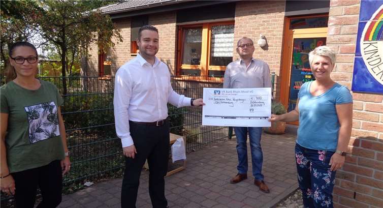 Torsten Welling (2.v.l.) und Jürgen Endres (2.v.r.) übergeben die Spende. Foto: privat