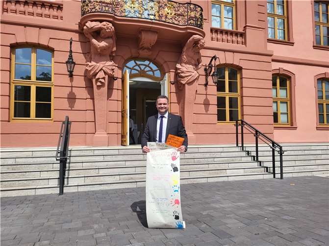 Torsten Welling (CDU) überbringt die Handabdruckrolle der Kinder zum Landtag RLP.  Foto: privat