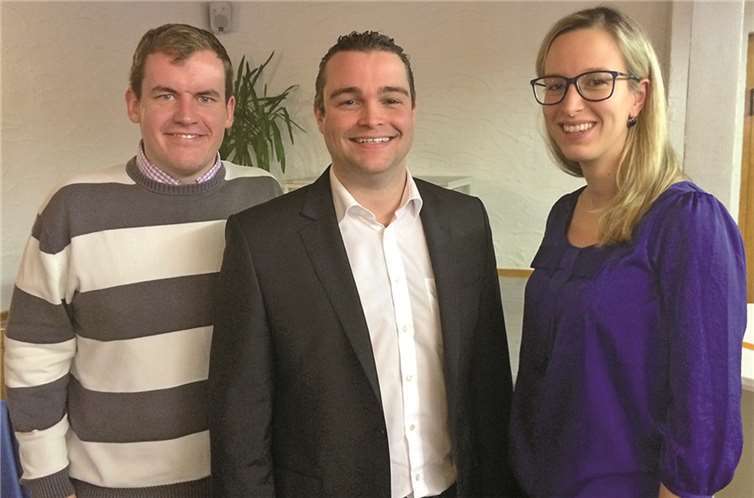 Torsten Welling (M.) wurde zum Bezirksvorsitzenden der Jungen Union Mayen-Koblenz gewählt. Beisitzer aus Mayen-Koblenz sind neben Martin Schmitt (fehlt), Christian Comes (l.) und Laura Plitzko (r.).Privat