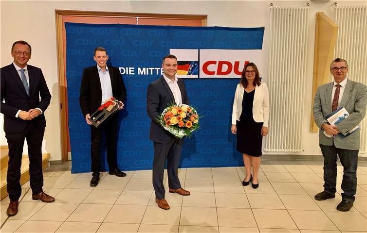 Torsten Welling (Mitte) und sein B-Kandidat Martin Reis (2. v. l.) nach der Nominierung in der Kulturhalle Ochtendung.