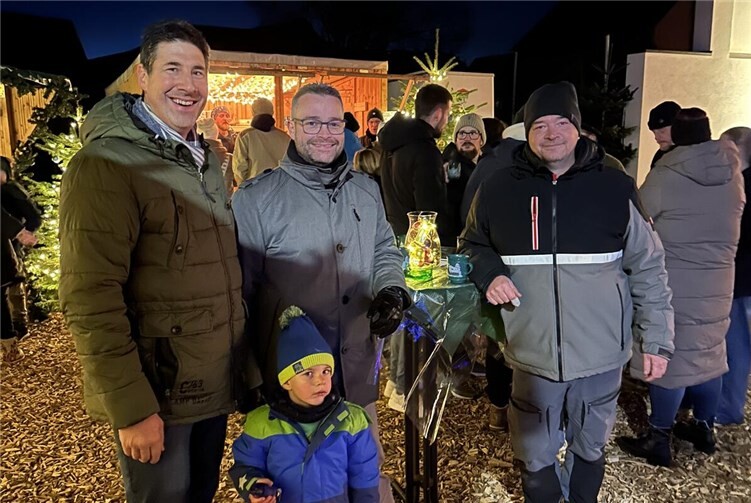Torsten Welling im Gespräch in Naunheim mit Volker Drefs (rechts) von der Vater-Kind-Aktion und Ortsbürgermeister Thomas Probstfeld (links). Foto: privat