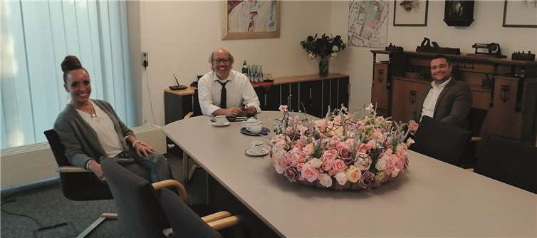 Torsten Welling im Gespräch mit den Oliver und Jutta Karst. Foto: privat