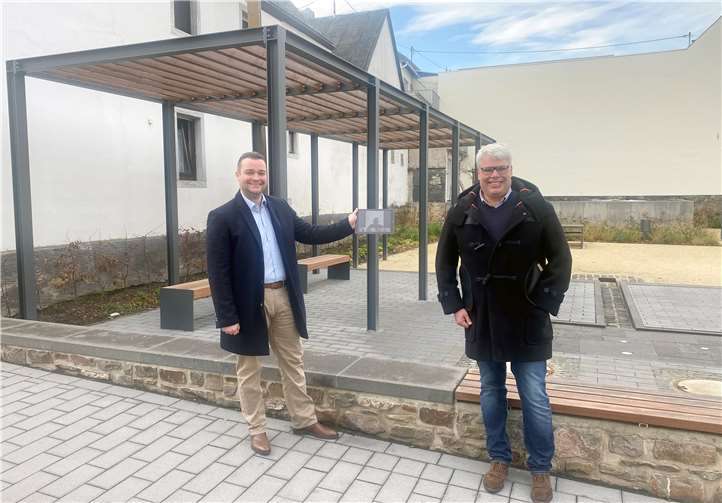 Torsten Welling (l.) bei seinem Besuch in Dieblich gemeinsam mit dem CDU-Vorsitzenden Christoph Jung. Auf dem Tablet dabei: der CDU-Vorstand und die CDU-Fraktion in einer Videokonferenz.Foto: Privat