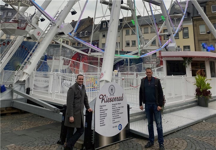 Torsten Welling (l.) gemeinsam mit seinem B-Kandidaten Martin Reis vor dem Riesenrad auf dem Mayener Marktplatz. Foto: privat