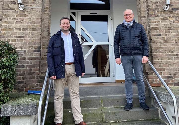 Torsten Welling mit Ortsbürgermeister Udo Heinemann.Foto: privat