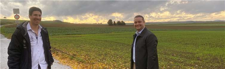 Torsten Welling (re.) bei der Ortsbegehung mit Ortsbürgermeister Thomas Probstfeld. Foto: privat