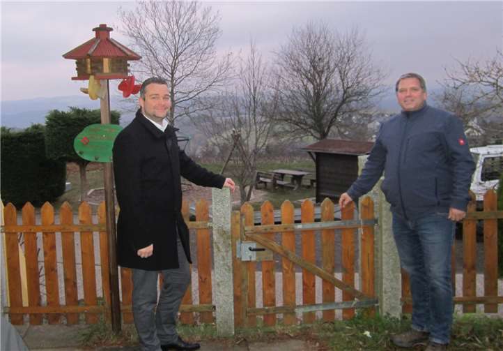 Torsten Welling und Ortsbürgermeister Marco Kneip (Macken) am Kindergarten mit Ausblick auf das Plangebiet des neuen Baugebietes „Am Lehnacker“.